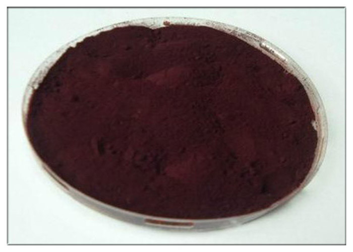 Colore rosso scuro dell'estratto naturale curativo arrotolato del mirtillo rosso con il solvente dell'etanolo